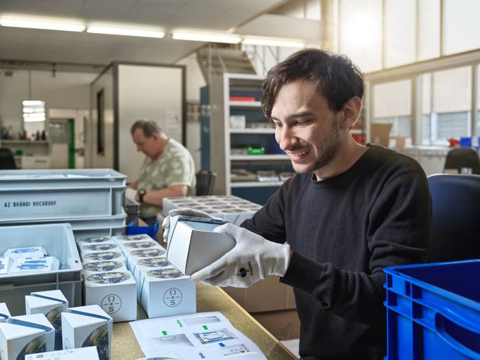 Brändi Mitarbeiter am geschützten Arbeitsplatz